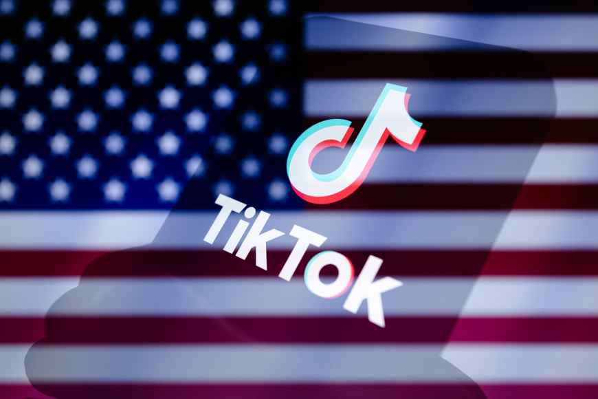 USA Flagge mit TikTok Zeichen und Schriftzug